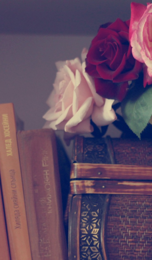 Розы на шкатулке и книги