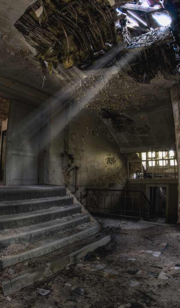 Разрушенный дом с дырой в потолке