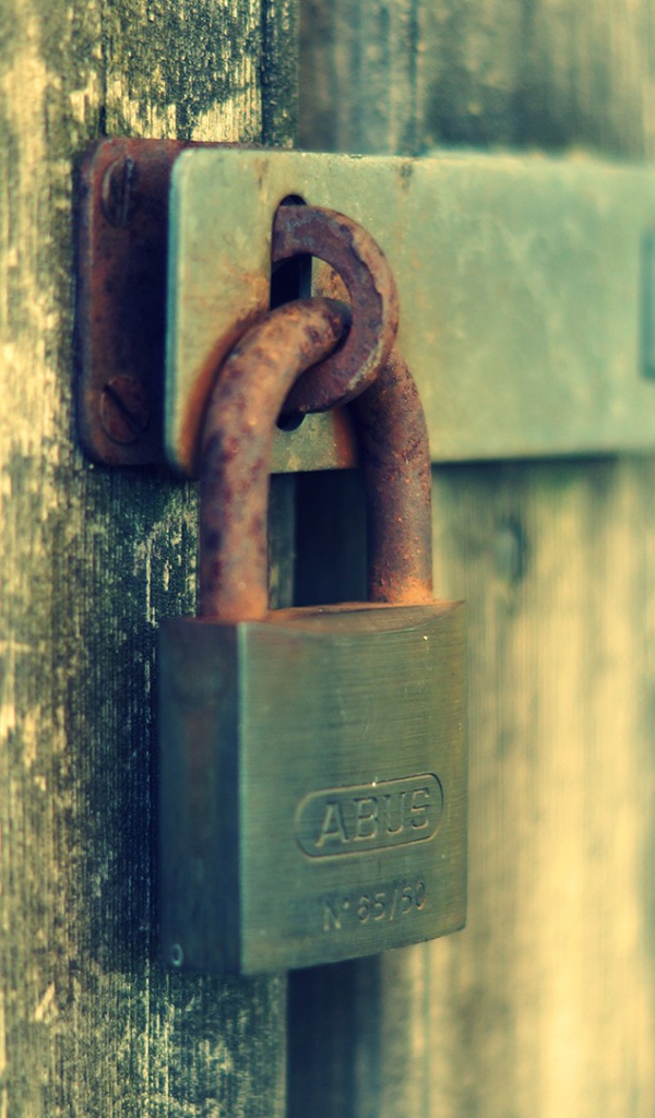 Ржавый замок на двери