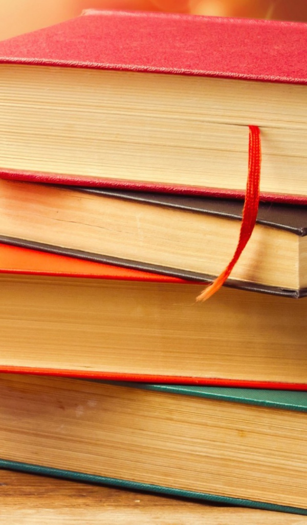 Стопка книг на лавке