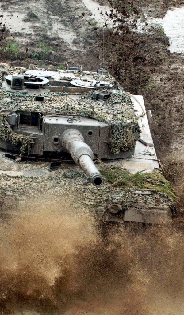 Танк в маскировке едет по грязи