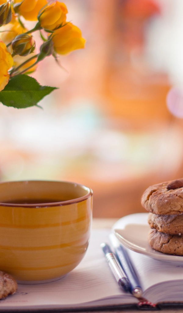 Чайные розы в прозрачной вазе