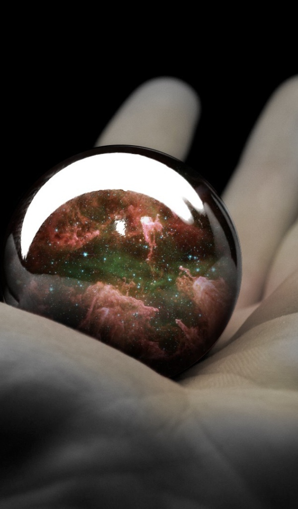 Шарик на ладони