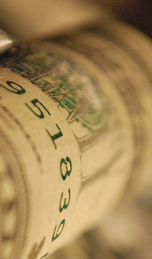 Доллар скрученный в рулон