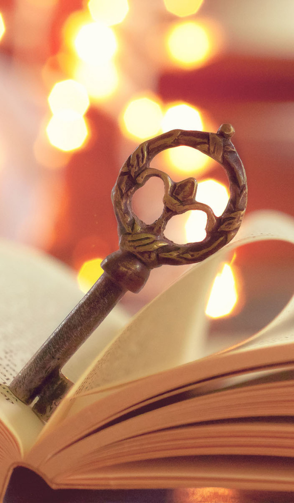 Ключ на раскрытой книге