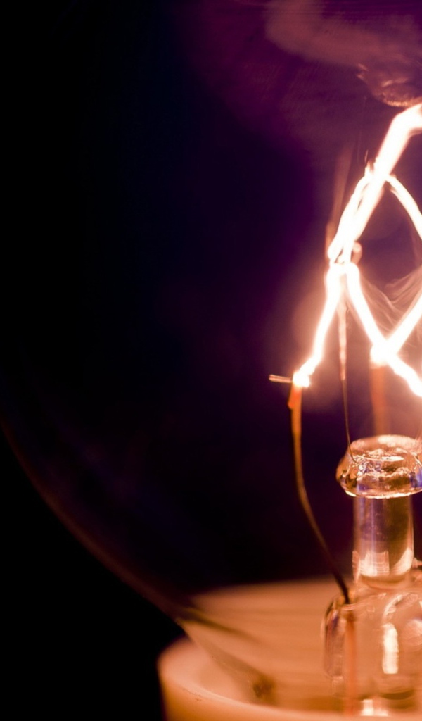 Лампа на черном фоне