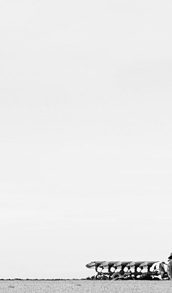 Tрактор в поле