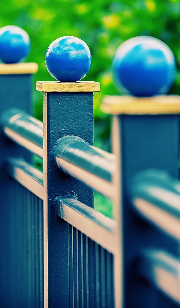 Синий забор с шариками