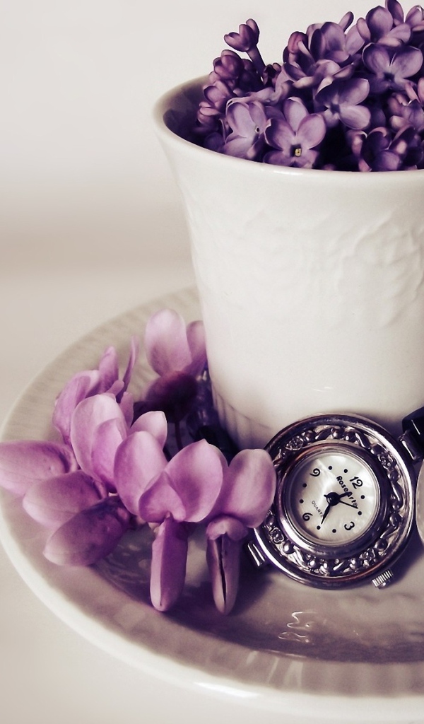 Чашка с цветами и часы