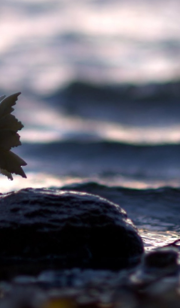 Статуэтка ангела на камне