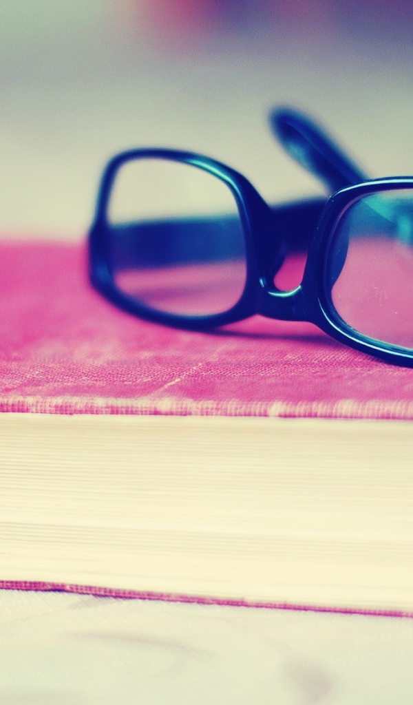 Очки на розовой книге