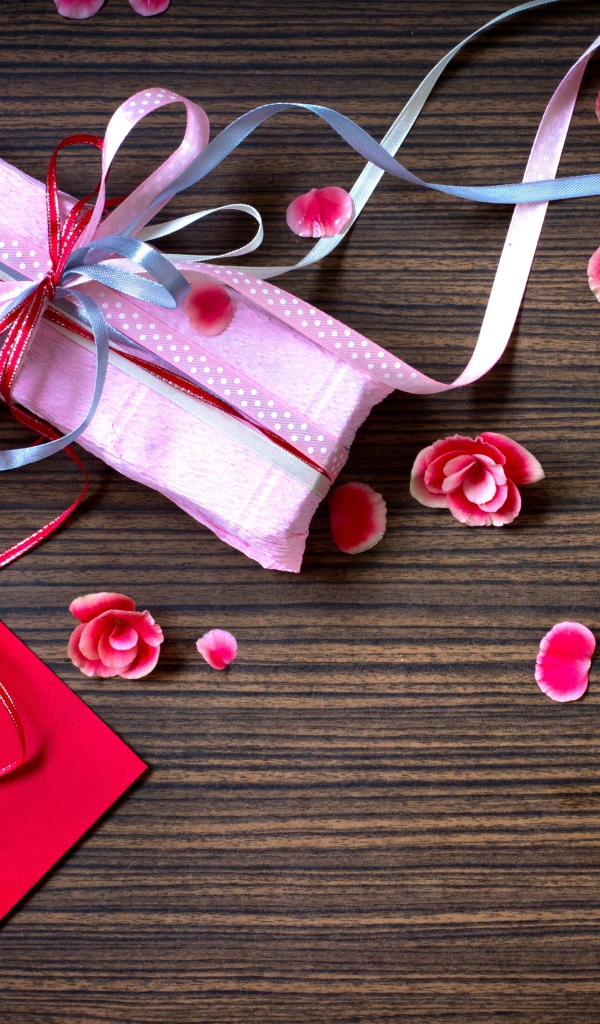 Праздничный подарок в бумаге