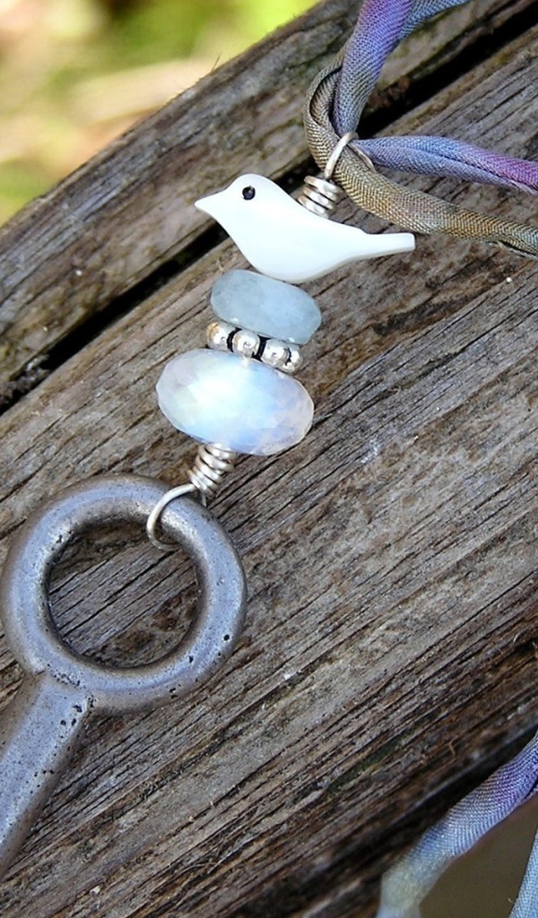 Брелок на ключе