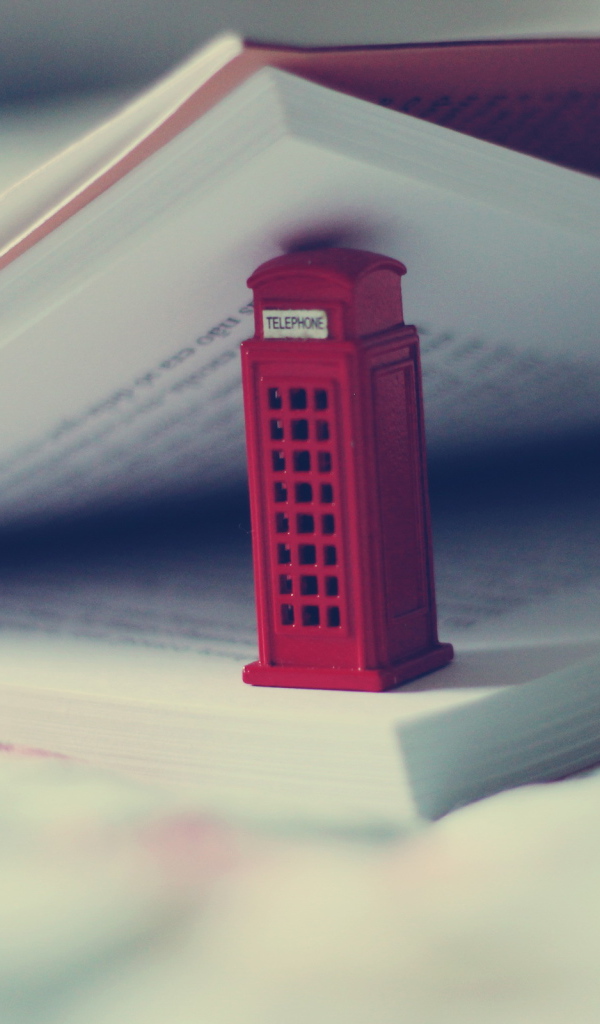 Телефонная будка в книге