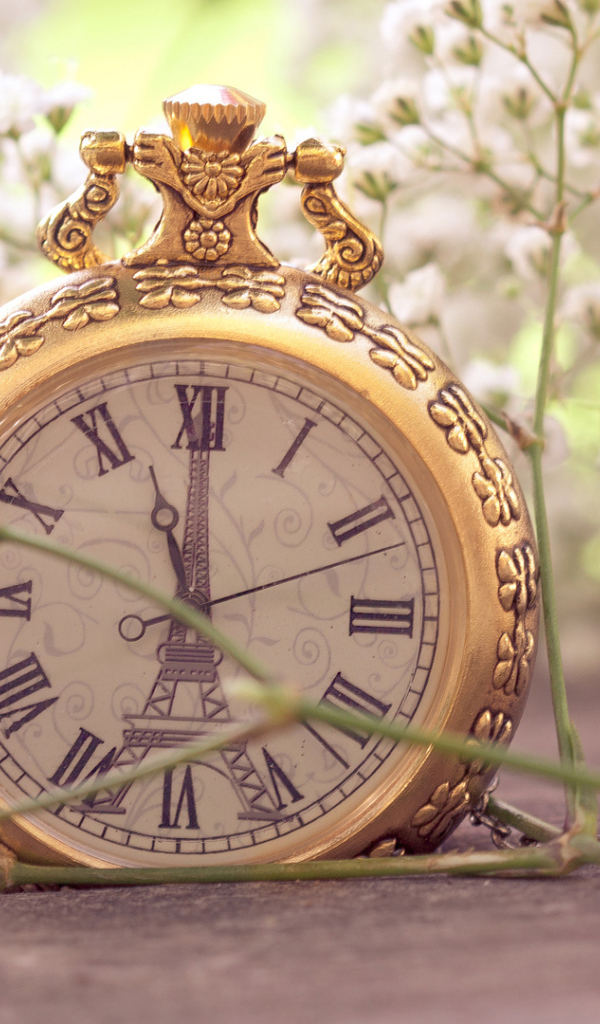 Карманные часы в белых цветках