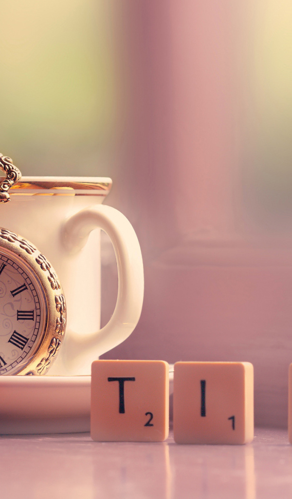 Карманные часы у чашки