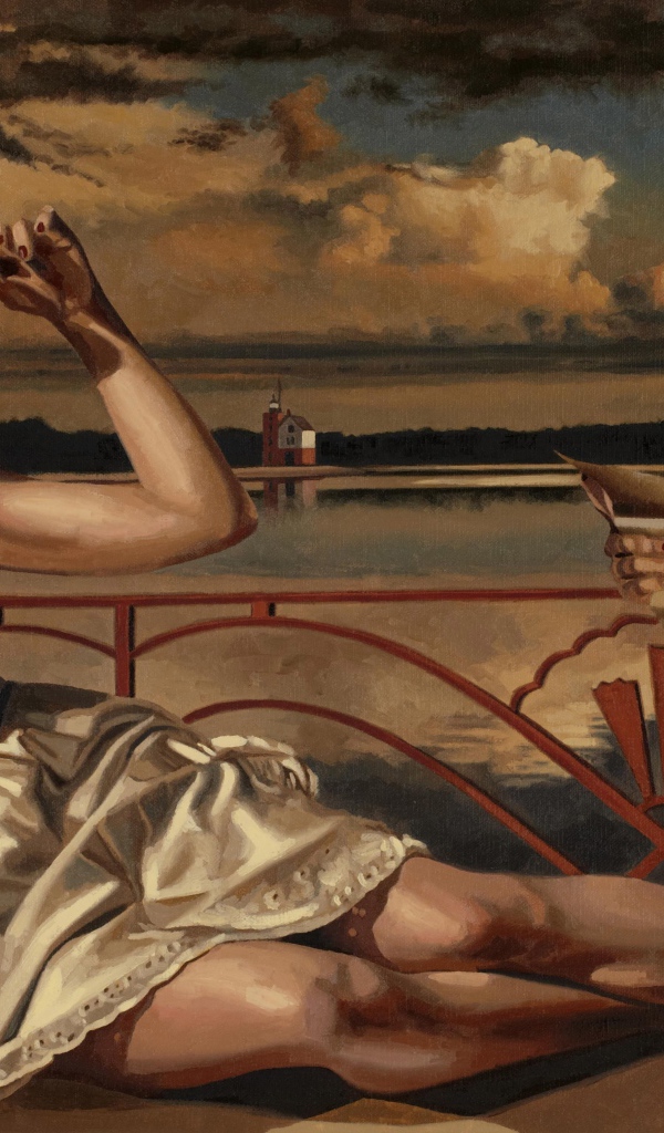 Девушки отдыхают на берегу озера