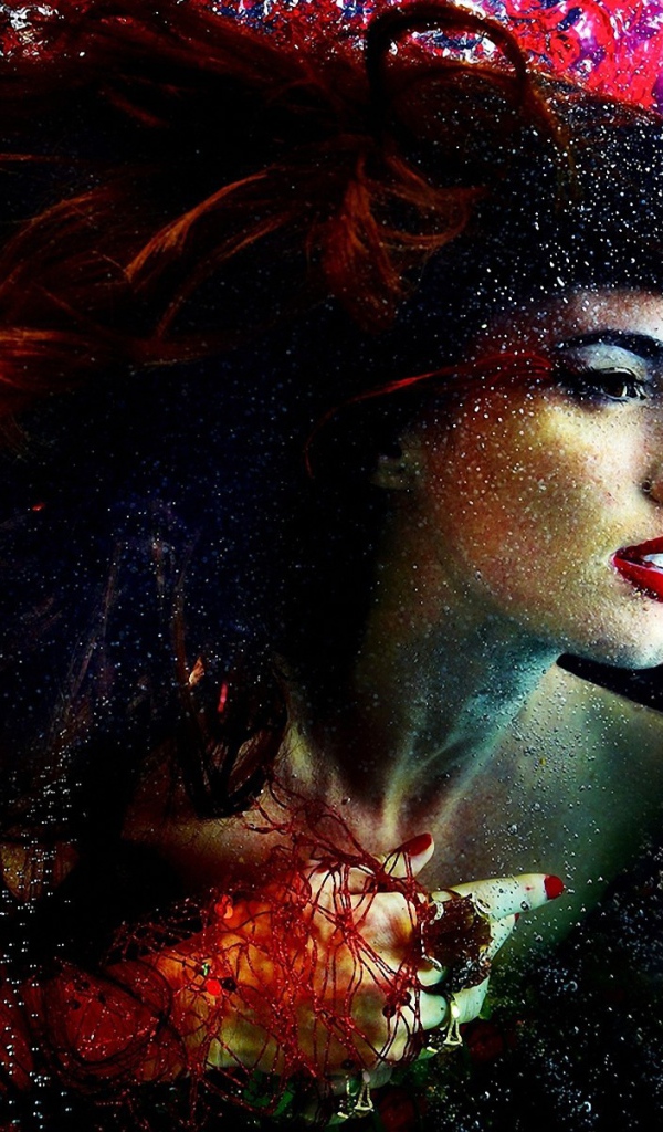 Женщина в брызгах