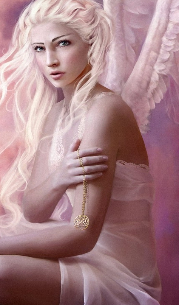 Ангел с золотым кулоном