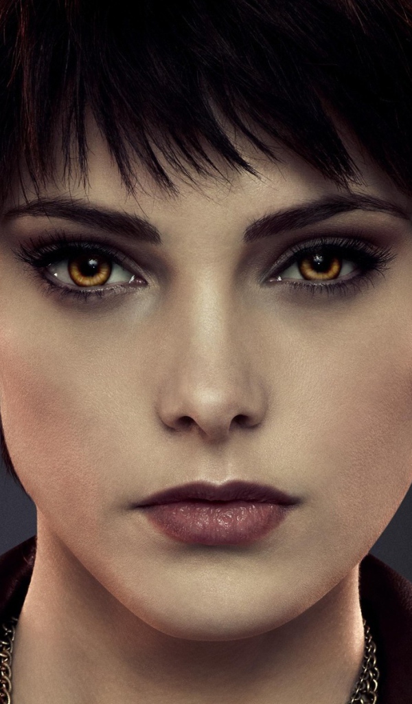 Красные волосы у девушки вампира