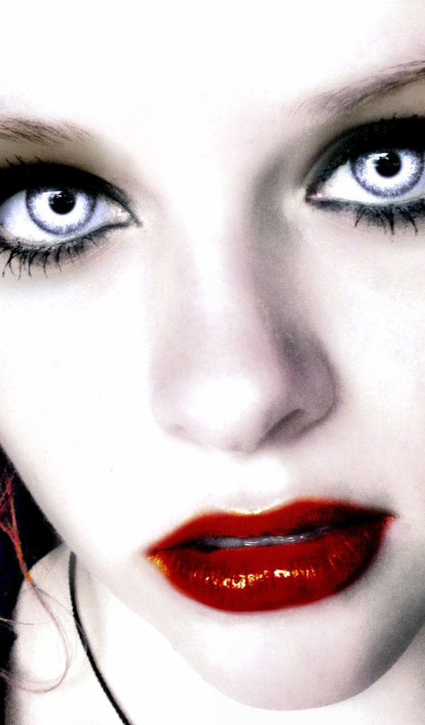 Грустная девушка вампир