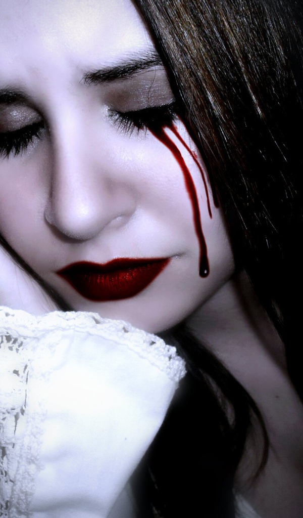 Слезы у девушки вампира