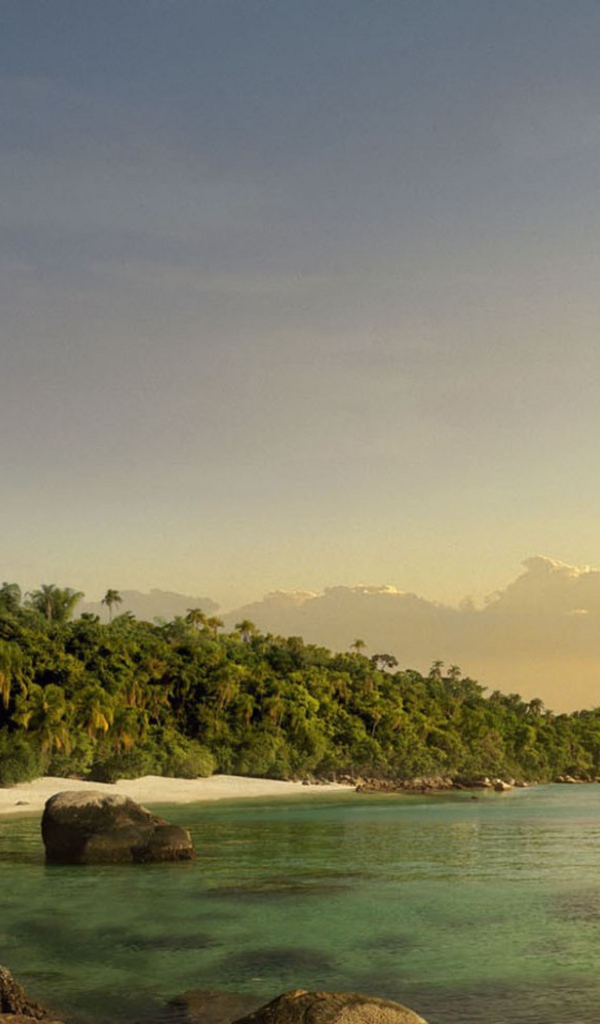 Летающая тарелка над пляжем