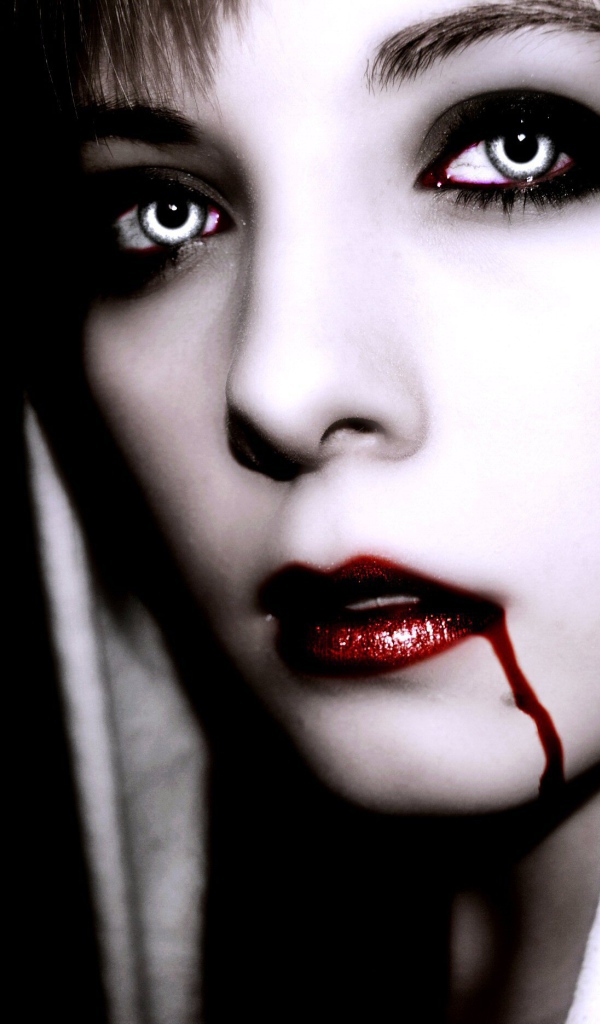 Девушка вампир в белом капюшоне