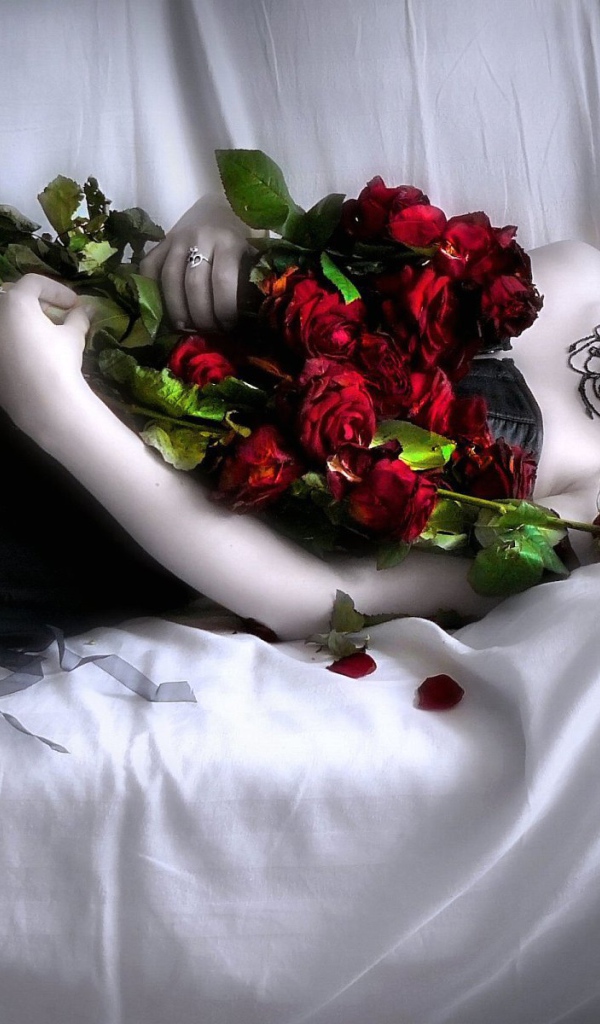 Девушка вампир с букетом роз