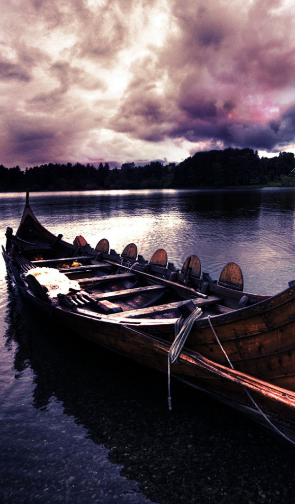 Лодка викингов у причала