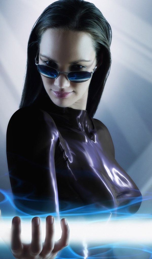 Женщина держит луч света