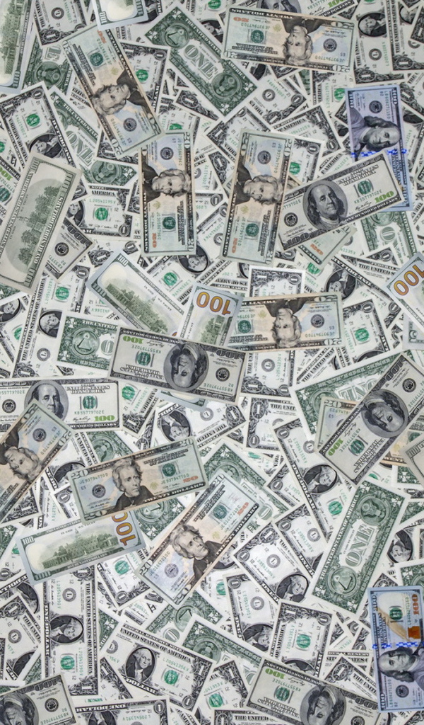 Россыпь денег долларов