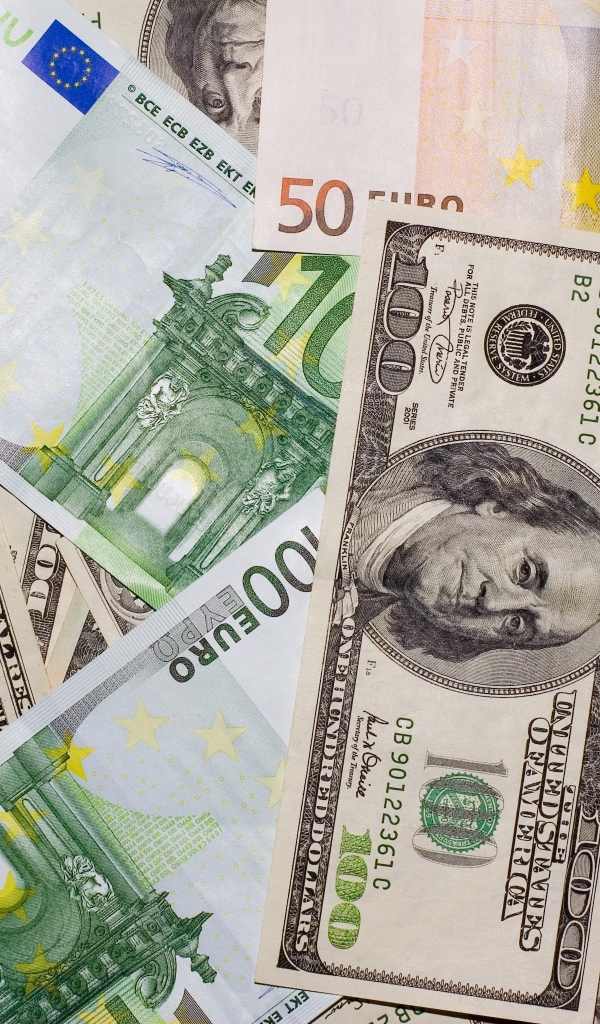 Купюры евро и доллар