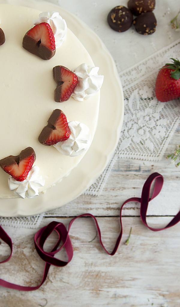 Праздничный торт с клубникой