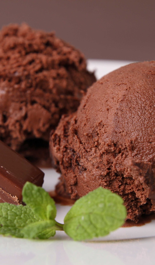 Шоколадное мороженое с мятой