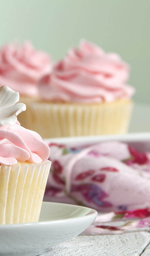 Нежный розовый кекс