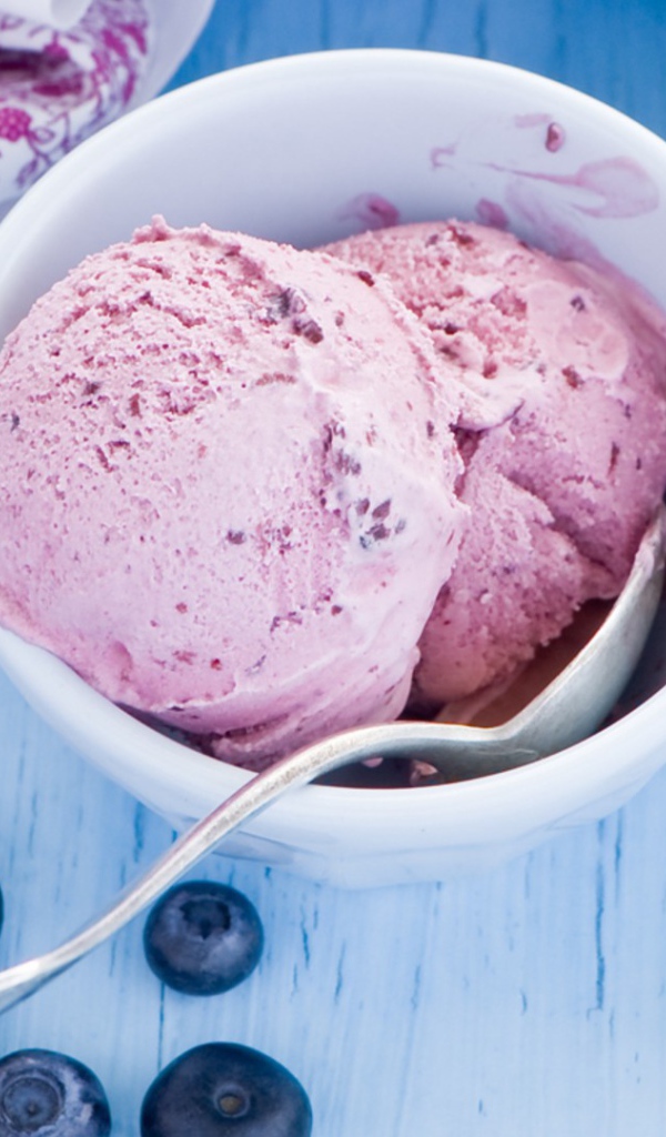 Мороженое с ежевикой