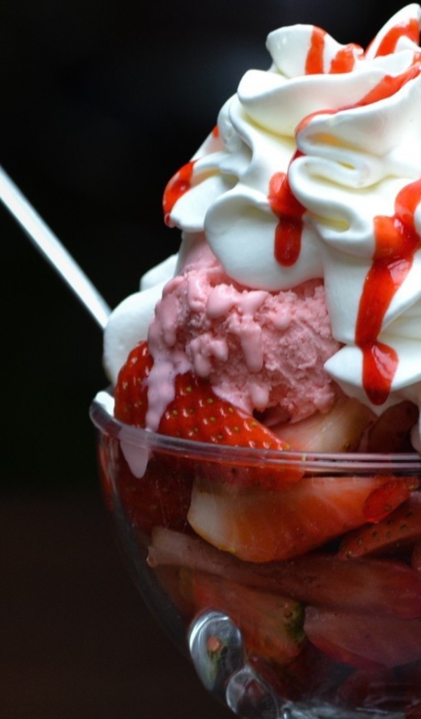 Мороженное с клубникой