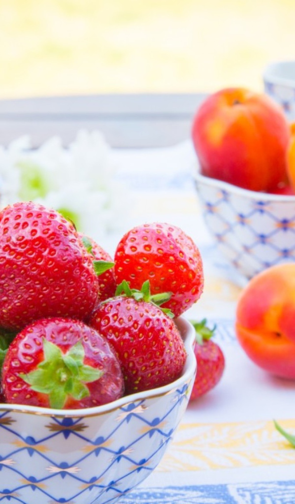 Клубника и абрикосы на десерт