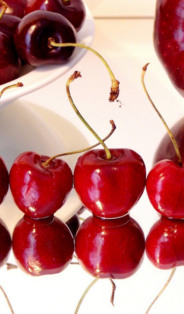 Вишни и яблоко