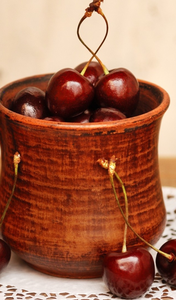 Чашка с вишнями