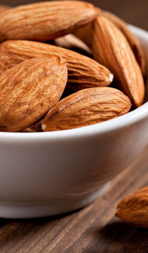 Тарелка с миндалем