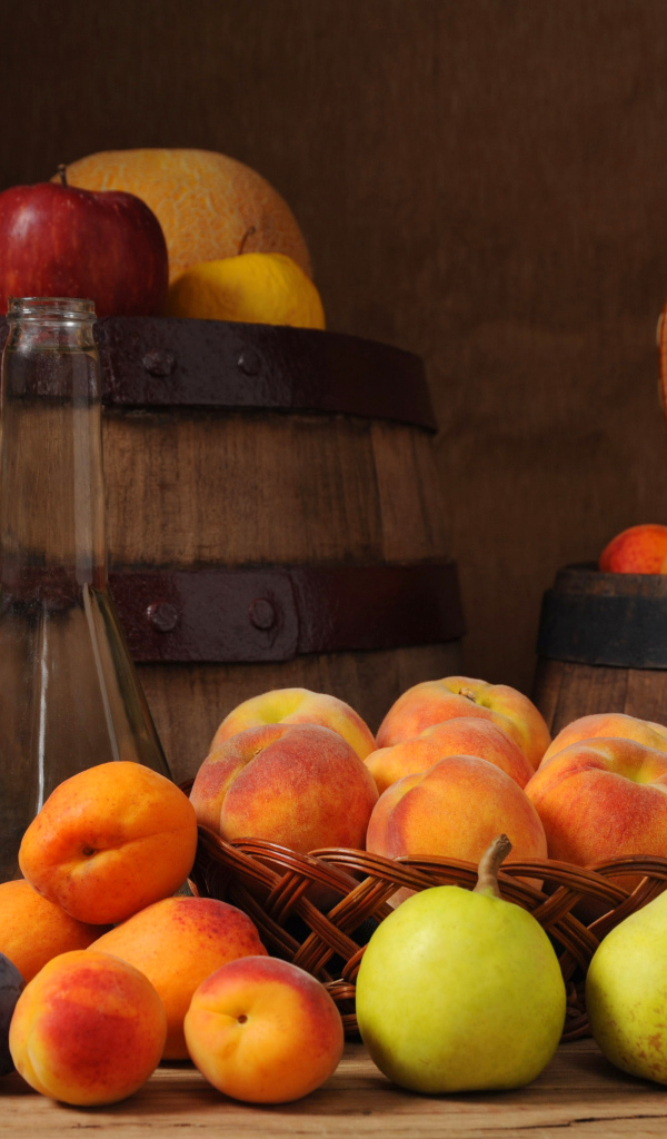 Бочки и разные фрукты