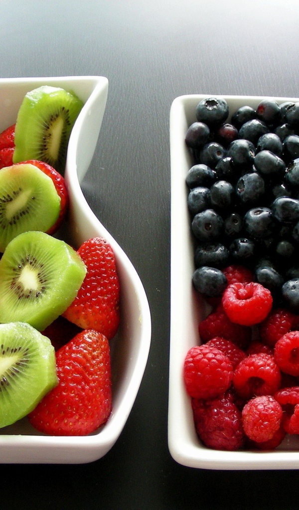 Киви и ягоды