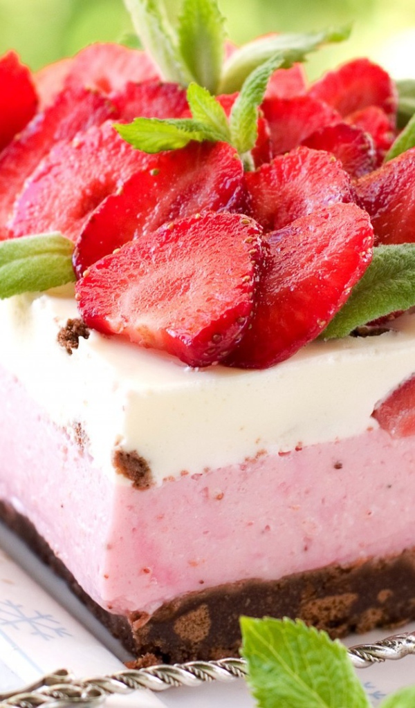 Воздушное пирожное с клубникой