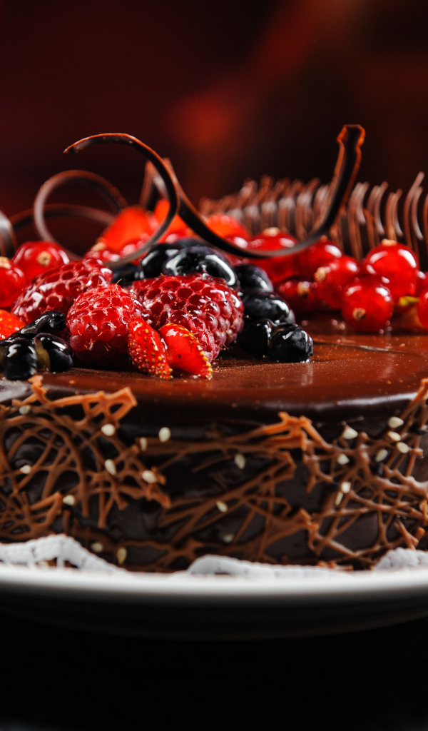 Шоколадный торт с ягодами