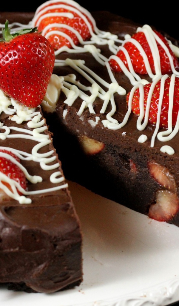 Шоколадный пирог с клубникой