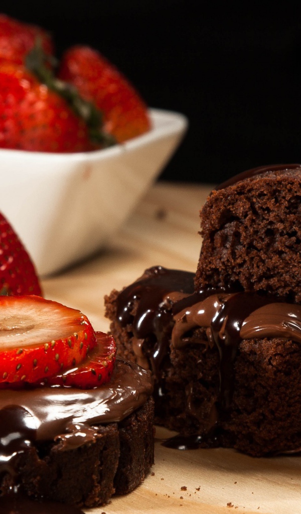 Шоколадный десерт с клубникой