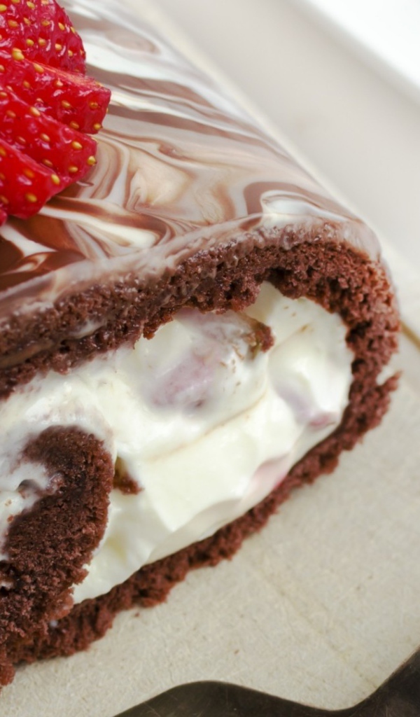 Шоколадный рулет с клубникой