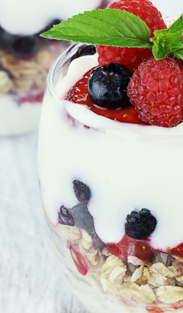 Десерт с орехами и ягодами